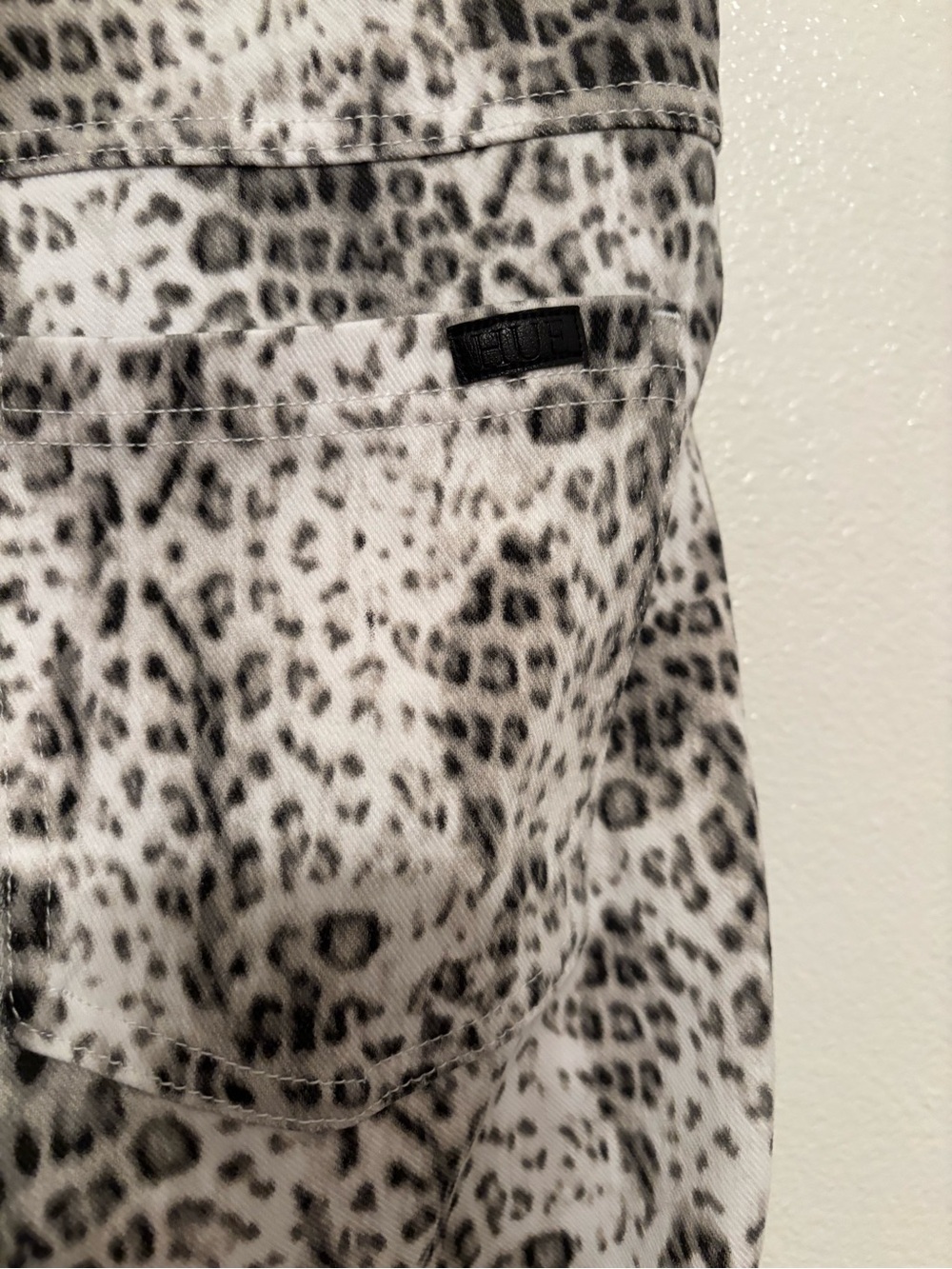 Hue Leopard Print lightweight denim legging crop length - Black and White M - Picture 4 of 7